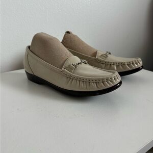 ⭐️ SAS women's Cream Loafers